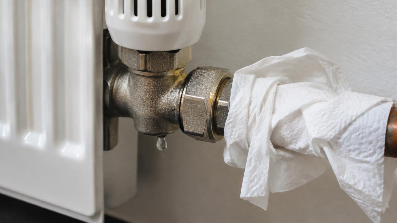 Radiator valve with a cloth catching a drip